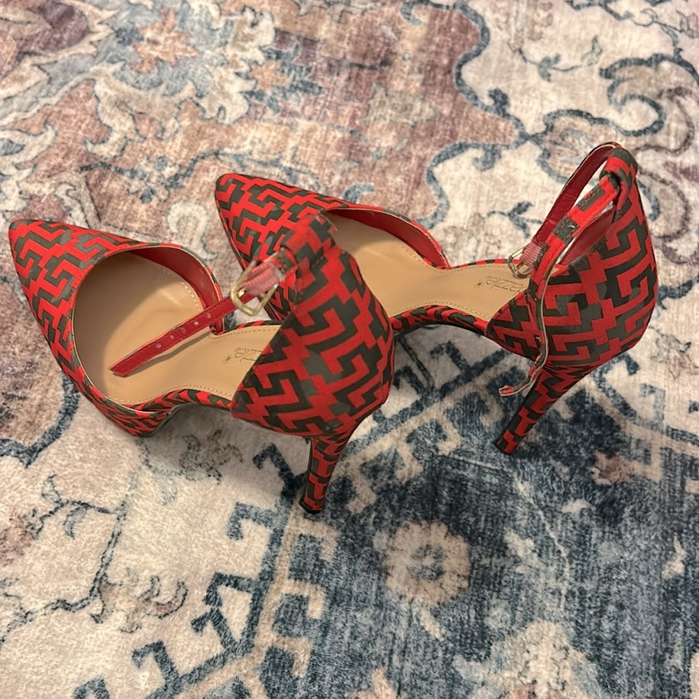 Shoe Dazzle Pumps
Colo Red/Gray
Size 9